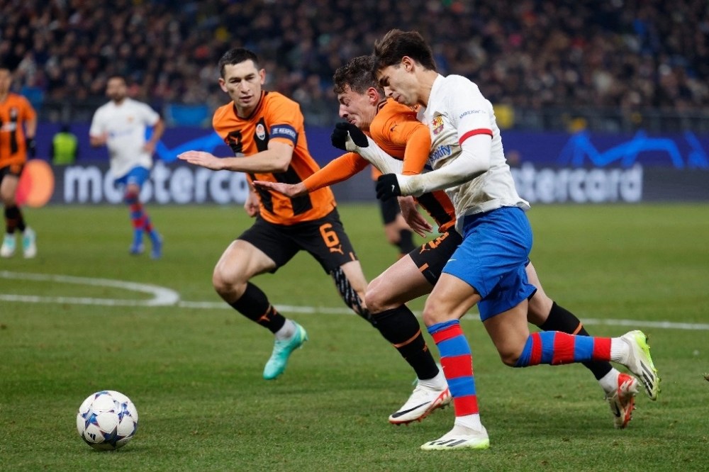 Barcelona (áo trắng) thất bại 0-1 trên sân Shakhtar Donetsk. Ảnh: La Jornada