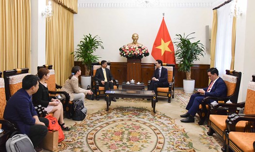 Thứ trưởng Bộ Ngoại giao Đỗ Hùng Việt tiếp Báo cáo viên đặc biệt của Liên Hợp Quốc về quyền phát triển Surya Deva. Ảnh: Thanh Hà