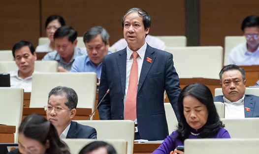 Bộ trưởng Bộ Giáo dục và Đào tạo Nguyễn Kim Sơn trả lời chất vấn. Ảnh: Phạm Thắng