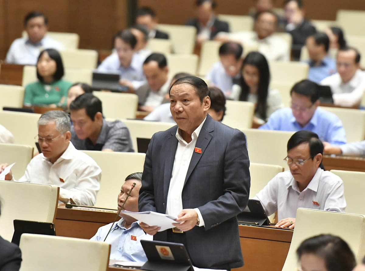 Bộ trưởng Bộ Văn hóa, Thể thao và Du lịch Nguyễn Văn Hùng trả lời chất vấn. Ảnh: Phạm Đông