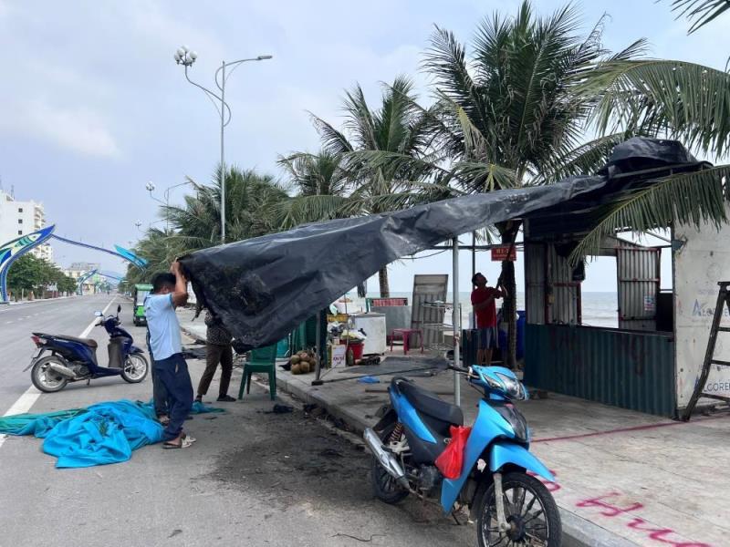 Các hộ dân tự nguyện tháo dỡ các lều quán nhếch nhác dọc bờ biển Hải Tiến. Ảnh: Q.D