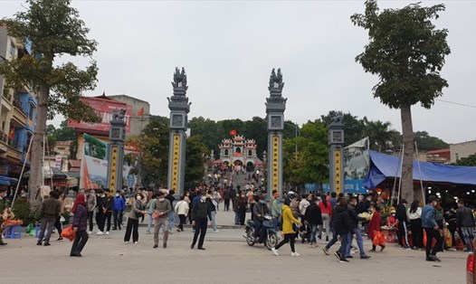 Du khách đổ về Đền Bà chúa Kho, Bắc Ninh cúng lễ dịp đầu năm. Ảnh: Trần Tuấn