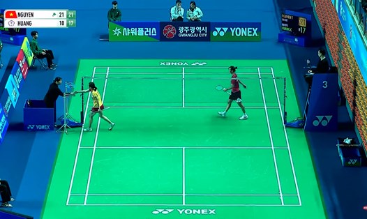 Nguyễn Thùy Linh (áo vàng) thắng đối thủ Huang Ching Ping sau 2 set. Ảnh: Cắt từ video