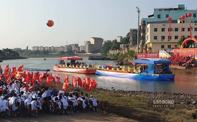 Chương trình giao lưu hát đối giữa thanh niên TP Móng Cái và Đông Hưng tại khu vực Ngã 3 Xoáy Nguồn, sông biên giới Bắc Luân năm 2017. Ảnh: Nguyễn Hùng