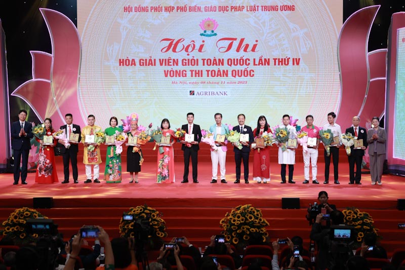 Thứ trưởng Nguyễn Thanh Tịnh và phó Chủ tịch Uỷ ban Trung ương MTTQVN Trương Thị Ngọc Ánh tặng hoa, biểu trưng cho đại diện 14 đội thi vào Vòng thi Toàn quốc Hội thi Hoà giải viên giỏi lần thứ IV.