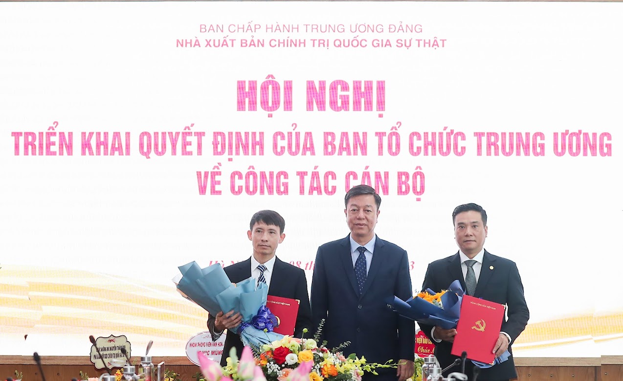 PGS.TS Vũ Trọng Lâm, Giám đốc - Tổng Biên tập Nhà xuất bản Chính trị quốc gia Sự thật thừa ủy quyền của Lãnh đạo Ban Tổ chức Trung ương trao Quyết định bổ nhiệm các chức danh Phó Giám đốc, Phó Giám đốc - Phó Tổng Biên tập Nhà xuất bản Chính trị quốc gia Sự thật. Ảnh: T.Vương