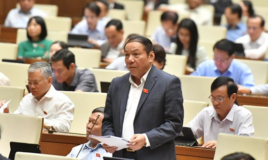 Bộ trưởng Bộ Văn hóa, Thể thao và Du lịch Nguyễn Văn Hùng trả lời chất vấn. Ảnh: Phạm Đông