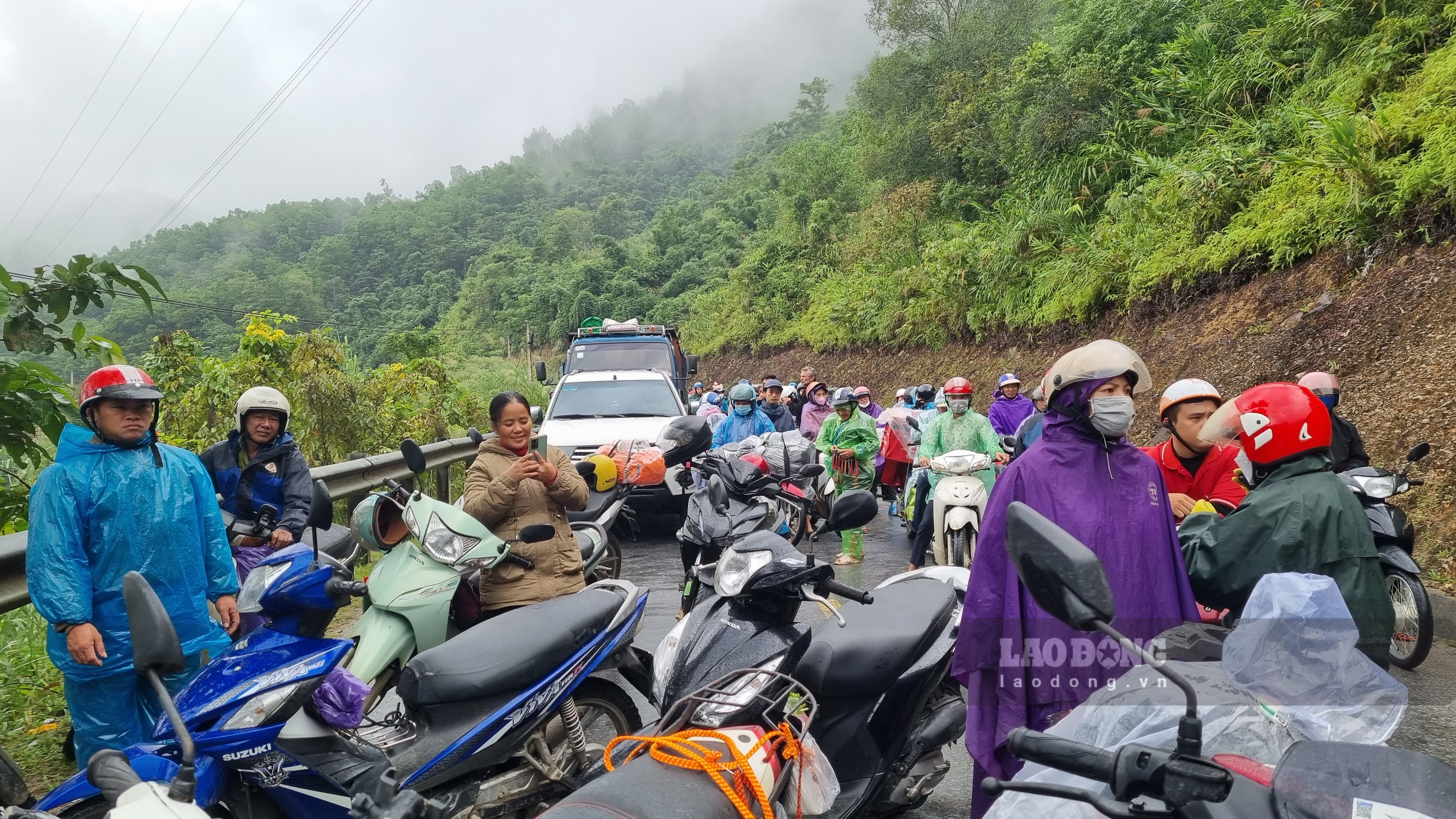 Tình trạng ùn tắc do thi công một số vị trí mất an toàn giao thông tại Quốc lộ 4C. Ảnh: Lam Thanh