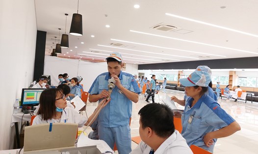 Người lao động Công ty TNHH Điện Stanley Việt Nam khám sức khoẻ định kỳ. Ảnh: CĐCS