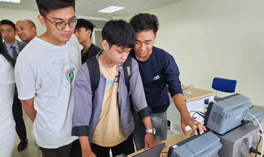 Sinh viên Trường Đại học Bách khoa Đà Nẵng được tiếp cận thiết bị tiên tiến, thực tiễn. Ảnh: Thùy Trang