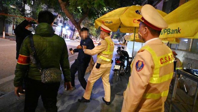 Một trường hợp vi phạm nồng độ cồn bị xử lý. Ảnh: Chu Dũng.