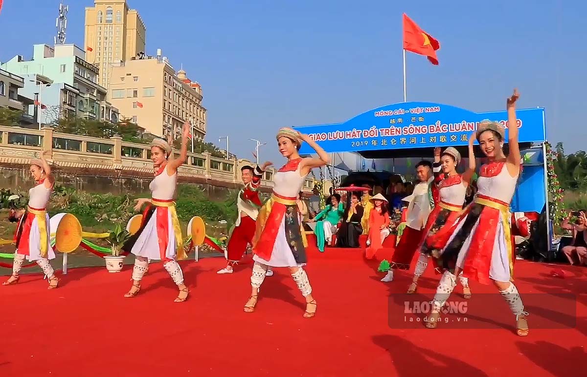 Giao lưu nghệ thuật Việt Nam - Trung Quốc trên sông Ka Long năm 2019. Ảnh: Đoàn Hưng