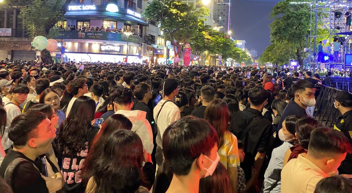 Phố đi bộ Nguyễn Huệ thu hút rất đông người dân đổ về vui chơi vào cuối tuần, dịp lễ, Tết. Ảnh: Anh Tú