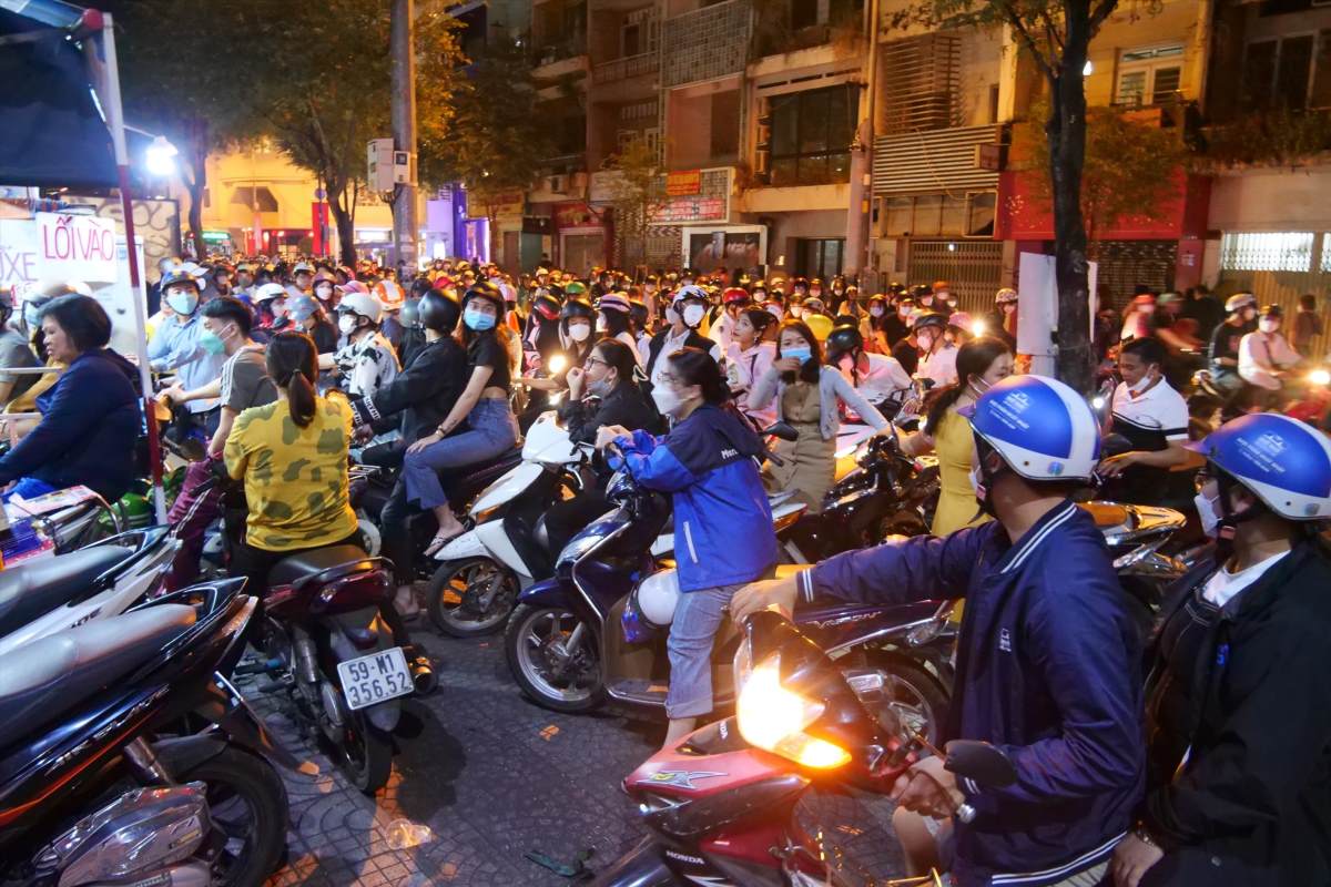Thiếu chỗ gữi xe, người dân đậu tràn lan ngay khu vực Phó đi bộ Nguyễn Huệ cảnh lộn xộn. Ảnh: Anh Tú