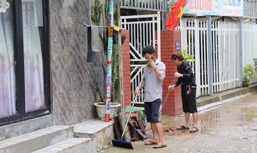 Người dân ở vùng trũng Đà Nẵng tất bật dọn nhà sau mưa lũ. Ảnh: Nguyễn Linh