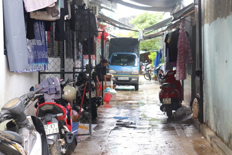Đến sáng 8.11, nhiều người dân vùng rốn lũ đường Mẹ Suốt (phường Hòa Khánh Nam, quận Liên Chiểu, TP Đà Nẵng) đã quay trở về nhà để dọn dẹp nhà cửa.