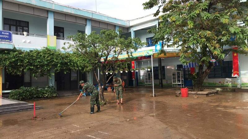 Trận mưa chiều tối ngày 7.11 khiến bùn tràn ngập Trường tiểu học Hồng Quang (quận Liên Chiểu, Đà Nẵng), gần 1.500 học sinh phải nghỉ học trong sáng nay (8.11) để dọn bùn.