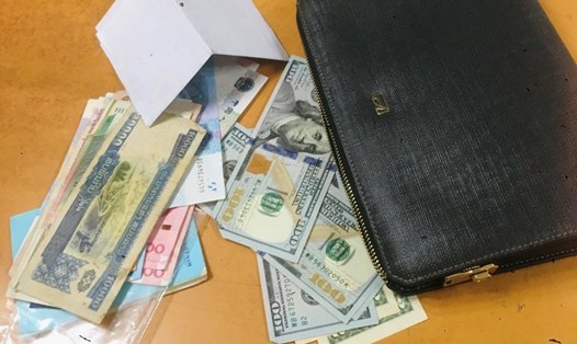 Chiếc ví được phát hiện ở sân bay Nội Bài. Ảnh: Sân bay Nội Bài