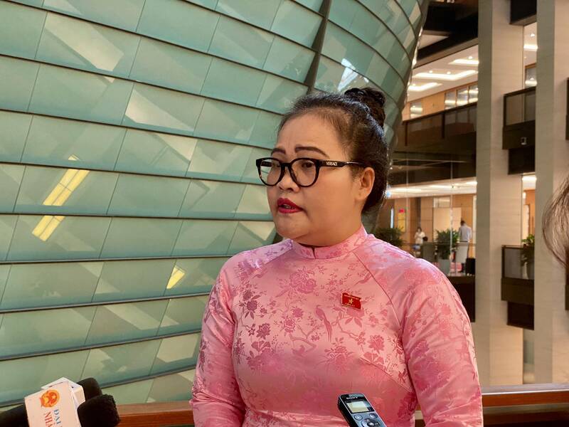 Đại biểu Quốc hội trao đổi với phóng viên Lao Động bên hành lang Quốc hội về vấn đề vị trí việc làm cho các cán bộ dân số. Ảnh: Thùy Linh