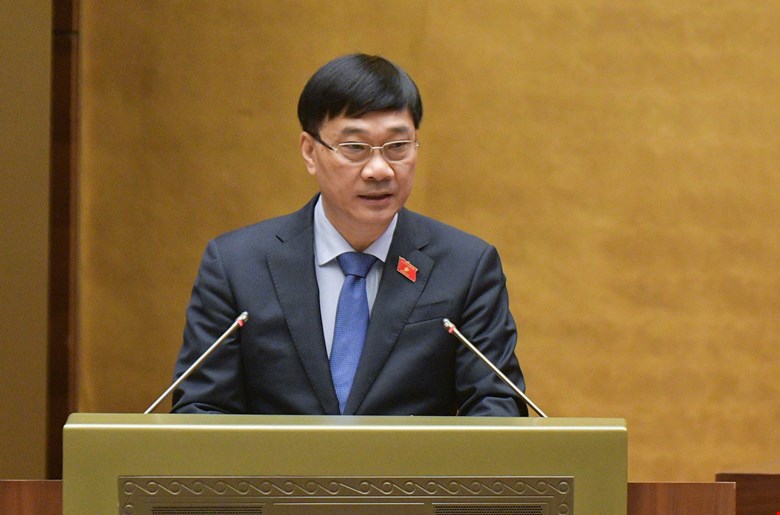 Chủ nhiệm Uỷ ban Kinh tế Vũ Hồng Thanh trình bày báo cáo thẩm tra. Ảnh: Media Quốc hội