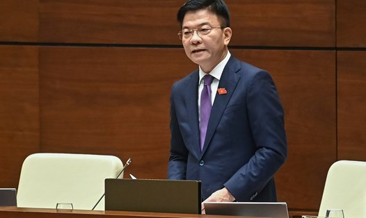  Bộ trưởng Bộ Tư pháp Lê Thành Long, thừa ủy quyền của Thủ tướng Chính phủ trình bày Tờ trình về dự án Luật sửa đổi, bổ sung một số điều của Luật Đấu giá tài sản. Ảnh: Quốc hội