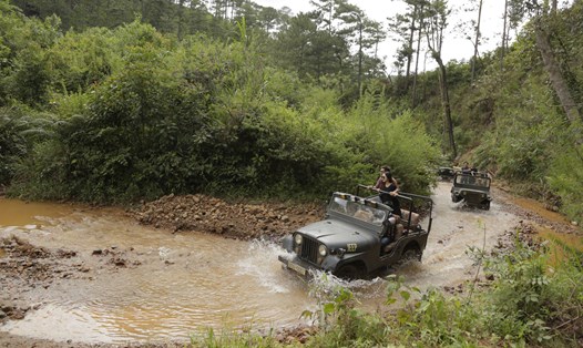 Du khách đi tour xe UAZ tại làng Cù Lần, Lâm Đồng không được trang bị bảo hộ. Ảnh: Khu du lịch