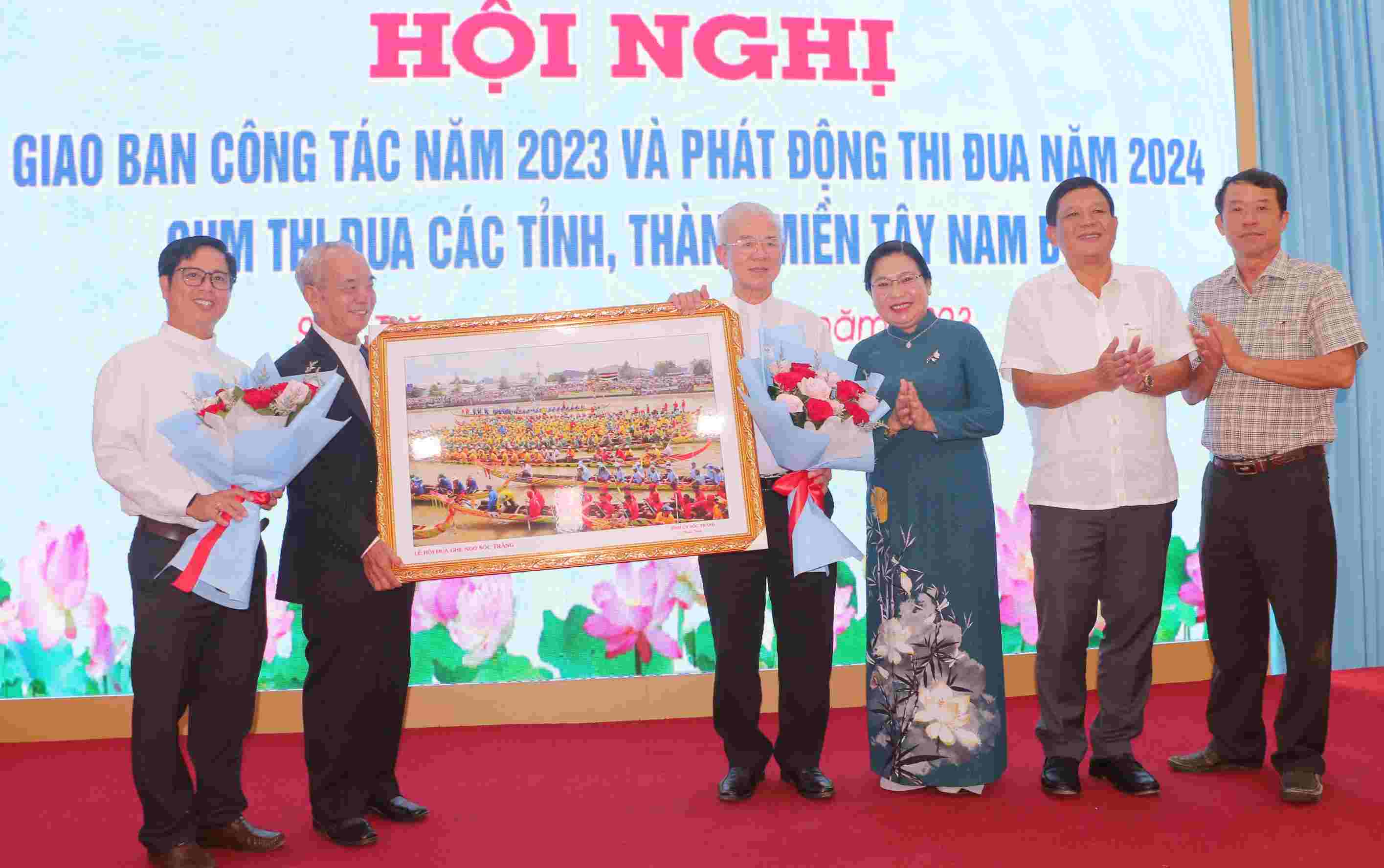 Lãnh đạo tỉnh Sóc Trăng trao tặng tranh lưu niệm đến lãnh đạo Trung ương Ủy ban Đoàn kết Công giáo Việt Nam.Ảnh: P.A