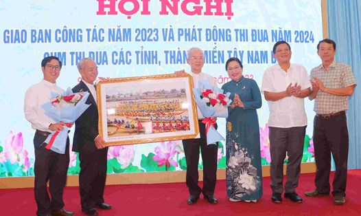 Lãnh đạo tỉnh Sóc Trăng trao tặng tranh lưu niệm đến lãnh đạo Trung ương Ủy ban Đoàn kết Công giáo Việt Nam.Ảnh: P.A