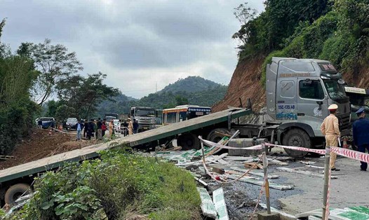 Hiện trường vụ tai nạn trên Quốc lộ 6. Ảnh: Minh Nguyễn