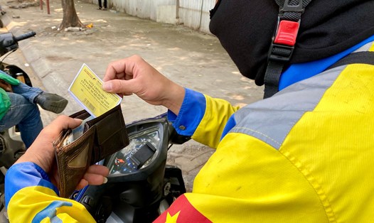 Anh Tô Ngọc Khánh luôn đăng ký bảo hiểm xe máy thường xuyên để không bị mất tiền phạt. Ảnh: Hoàng Nam.