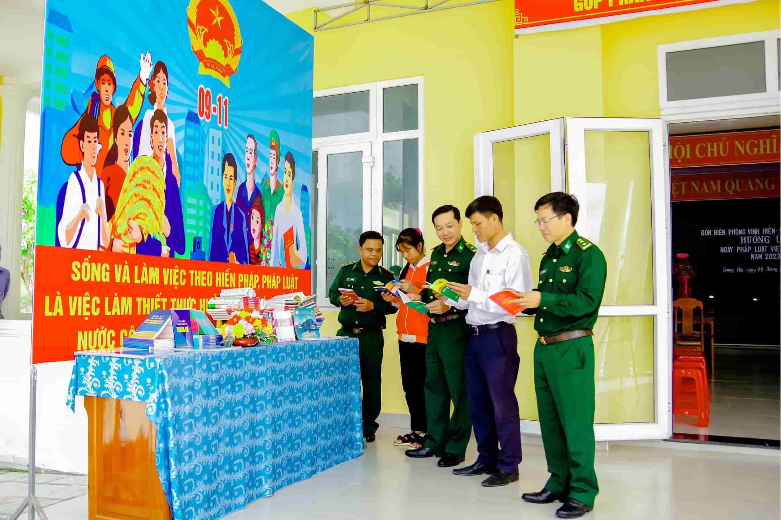 Các đại biểu thăm quan khu trưng bày sách pháp luật. Ảnh: Võ Tiến.