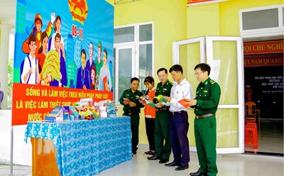 Các đại biểu thăm quan khu trưng bày sách pháp luật. Ảnh: Võ Tiến.