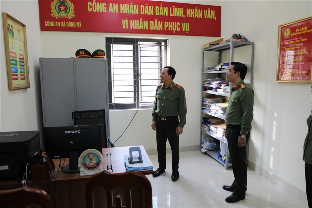 Thứ trưởng Lê Văn Tuyến thăm, kiểm tra cơ sở vật chất của lực lượng Công an xã Đông Mỹ, thành phố Thái Bình. Ảnh: Bộ Công an