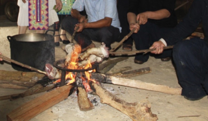 Lễ rước thần lửa của người Mông không cần các vị thầy mo đến hành lễ. Ảnh: Anh Vũ