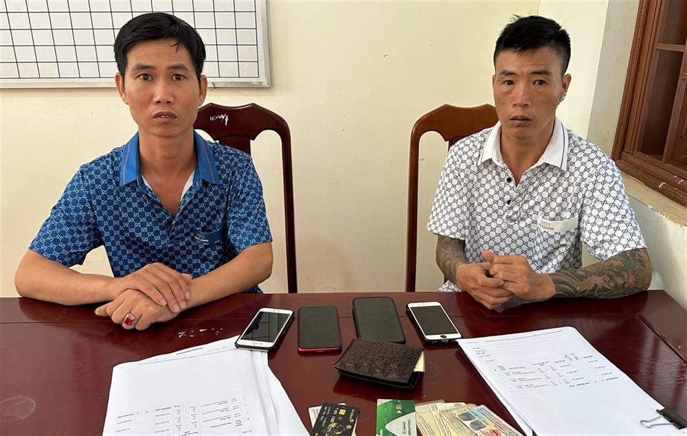 Hai đối tượng Đào Văn Khắc và Đào Văn Cương tại cơ quan công an. Ảnh: Cổng TTĐT Bộ Công an