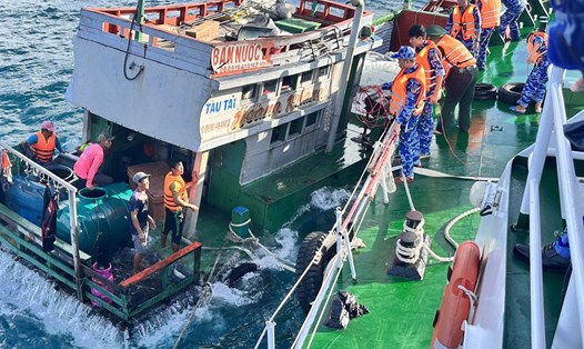 Tàu CSB 2011 tiếp cận hỗ trợ tàu cá bị phá nước. Ảnh: CSB3