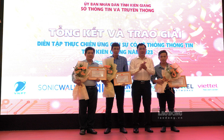 Ông Võ Minh Trung - Giám đốc Sở TT-TT trao thưởng cho các đội có thành tích tốt nhất trong diễn tập thực chiến. Ảnh: Nguyên Anh