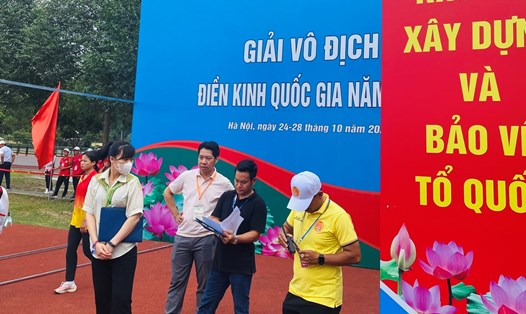 Cán bộ thực hiện việc lấy mẫu doping tại Giải Điền kinh Vô địch quốc gia 2023. Ảnh: Hoài Việt