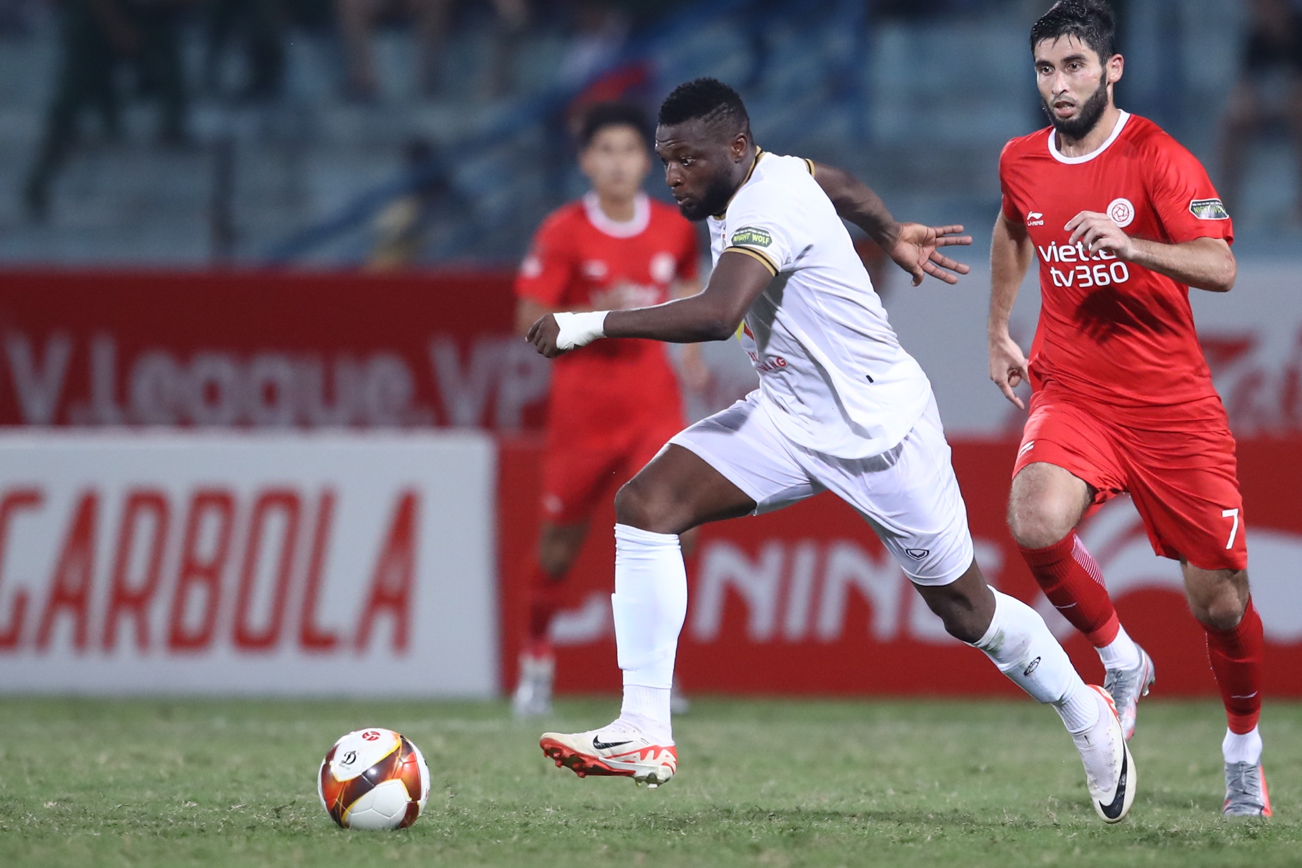 Ngoại binh ở V.League hiện tại đa phần đến từ những quốc gia quá xa xôi và không tạo được sức hút cho giải đấu. Ảnh: Minh Dân