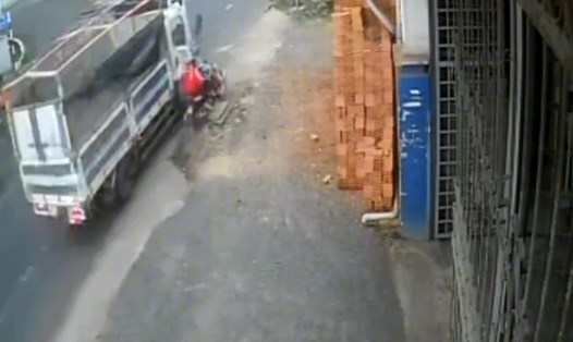 Công an TP Bảo Lộc, tỉnh Lâm Đồng truy tìm tài xế lái xe tải tông vào xe máy khiến ba người bị thương. Ảnh cắt từ clip
