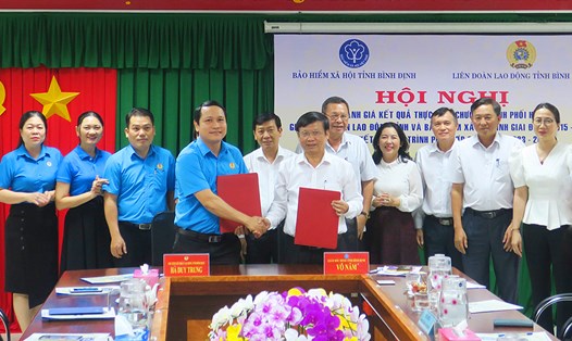 Lãnh đạo BHXH tỉnh và LĐLĐ tỉnh Bình Định ký quy chế phối hợp giai đoạn 2023-2028. Ảnh: Bích Giang