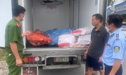 Các cơ quan chức năng tỉnh Hưng Yên phát hiện vụ vận chuyển thịt lợn không bảo đảm yêu cầu vệ sinh thú y. Ảnh: Hà Anh