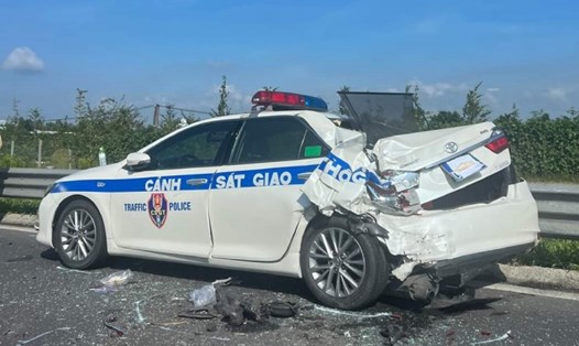 Xe tuần tra kiểm soát của CSGT bị hư hỏng sau vụ tai nạn. Ảnh: Thành Nhân