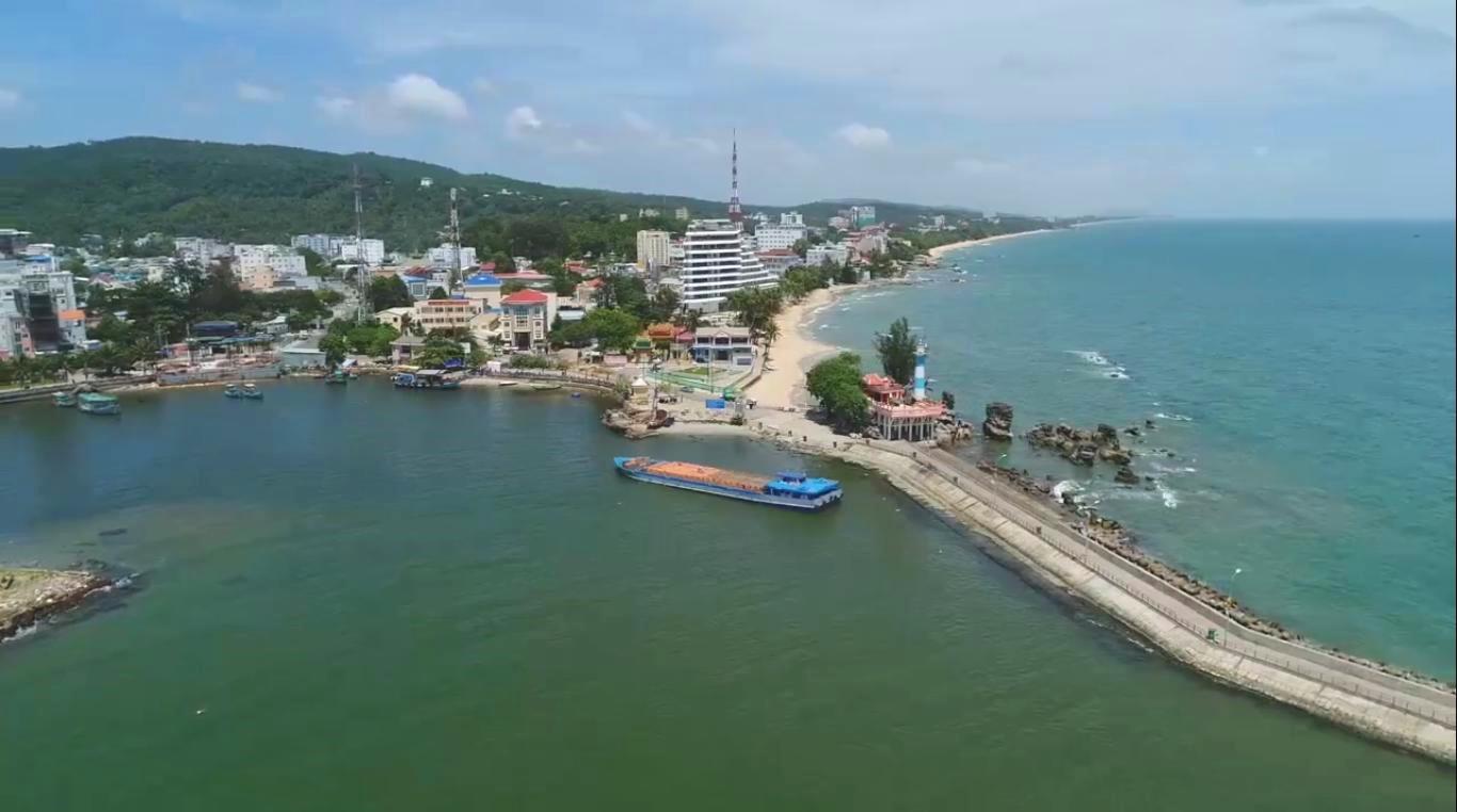 UBND TP Phú Quốc khuyến khích nhân dân cùng giám sát, phát hiện các sai phạm của các cơ sở thẩm mỹ thông báo cho Phòng Y tế và chính quyền địa phương xử lý kịp thời. Ảnh: Nguyên Anh