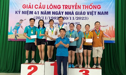 Lãnh đạo Liên đoàn Lao động huyện Lạng Giang trao giải cho các vận động viên tham gia thi đấu. Ảnh: LĐLĐ huyện Lạng Giang 