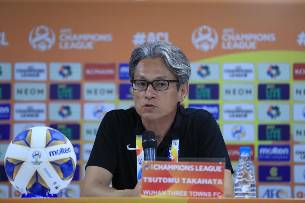 Huấn luyện viên Tsutomu Takahata của câu lạc bộ Wuhan Three Towns. Ảnh: Minh Dân