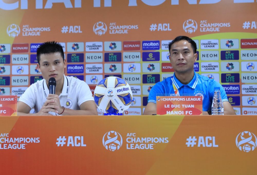 Huấn luyện viên Lê Đức Tuấn (phải) và tiền đạo Phạm Tuấn Hải trong buổi họp báo sau trận thắng 2-1 của Hà Nội FC trước Wuhan Three Towns (Trung Quốc). Ảnh: Minh Dân