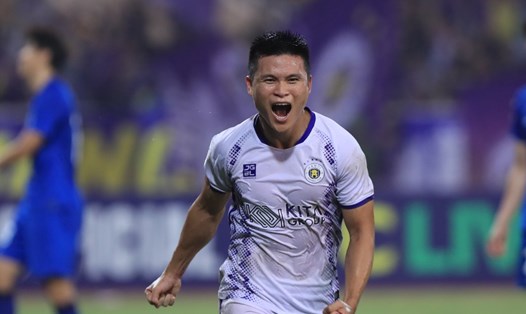 Tuấn Hải ghi cú đúp bàn thắng cho Hà Nội FC. Ảnh: Minh Dân