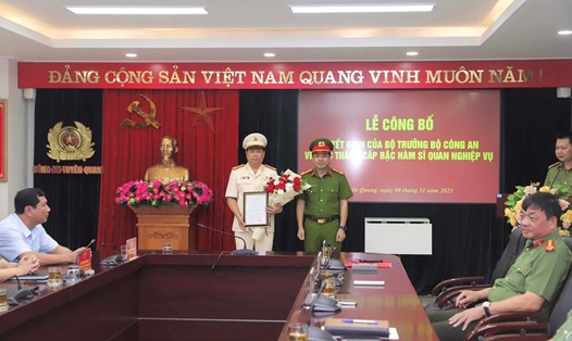 Ông Phạm Hùng, Phó Giám đốc Công an tỉnh, Phó Trưởng ban Nội chính Tỉnh uỷ Tuyên Quang (bên trái) được thăng bậc hàm từ Thượng tá lên Đại tá. Ảnh: CATQ.