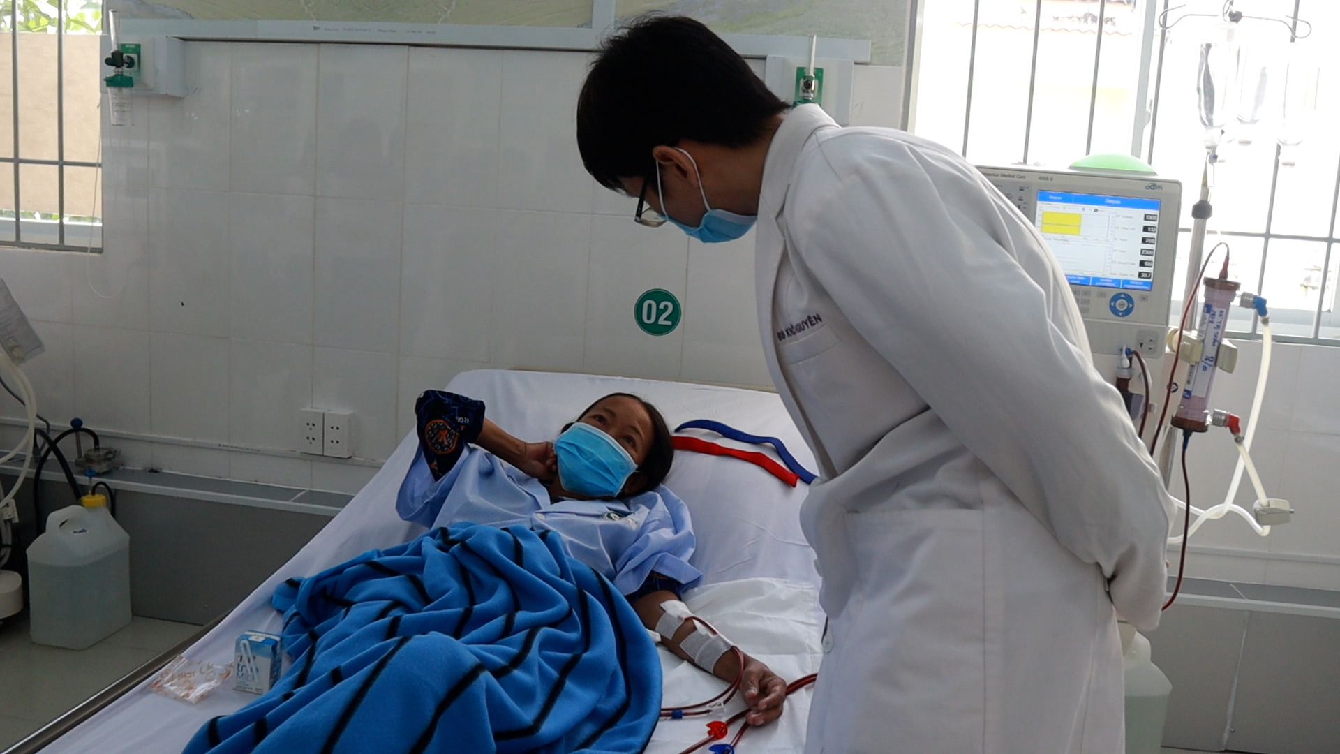 Bác sĩ của Bệnh viện Lê Văn Thịnh (TP Thủ Đức) tăng cường hỗ trợ khám, chữa bệnh cho bệnh nhân chạy thận tại huyện Cần Giờ. Ảnh: Nguyễn Ly